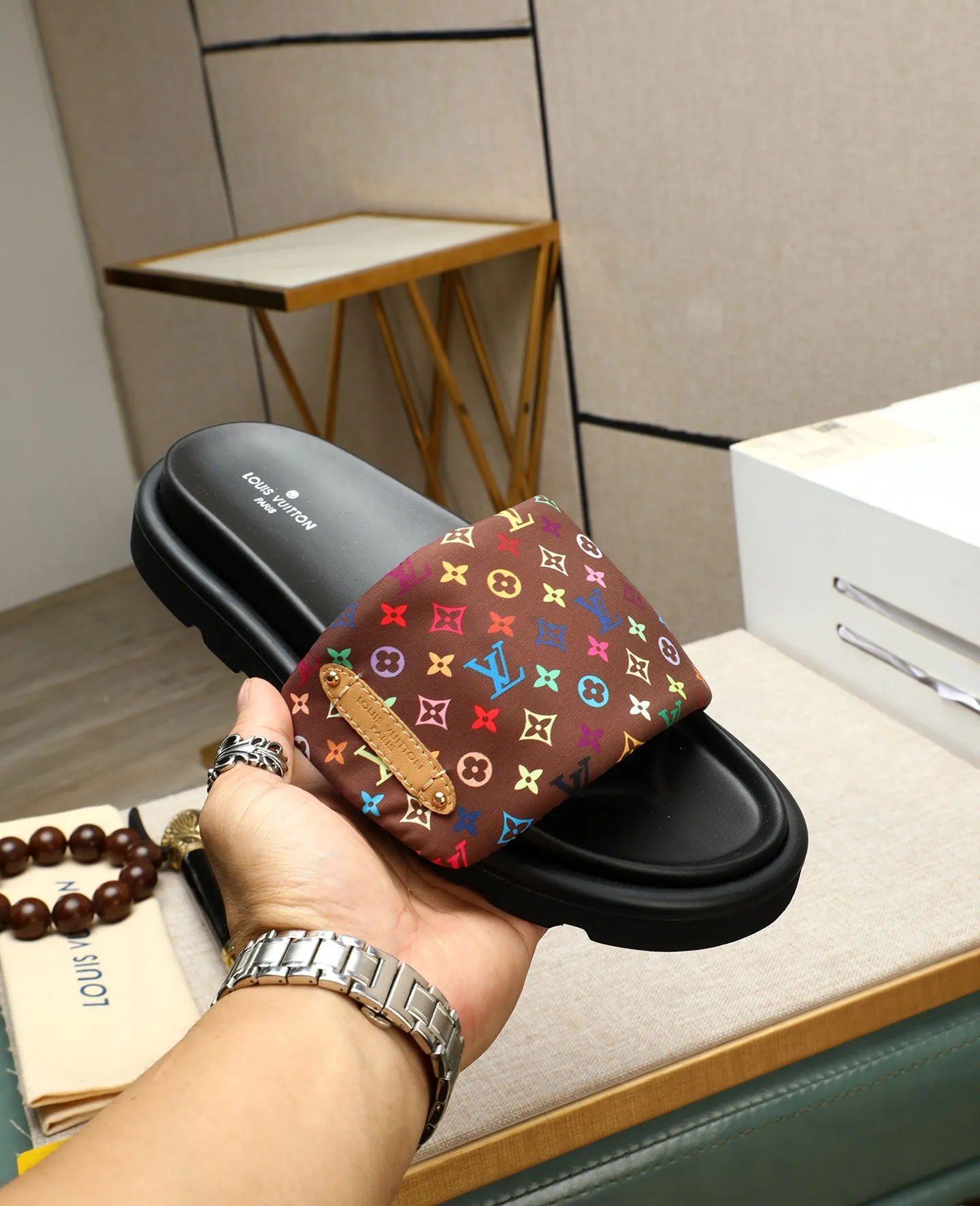 Factory price 360 ​​🐢🐢Men's shoes for couples, with drawer box [LOUIS VUITTON] Louis Vuitton, the latest LV official website printed wallet and men's and women's slippers 🔥🔥🔥 are now on the market. The drawer box is packaged with cloth bags and cards. The upper pattern looks very soft and waxy, and is a super versatile leg slimming tool. Fabric: Imported denim/down silk cotton embossed, LV hardware LOGO, official website pattern printing, lining: water-dyed sheepskin down filling, comfortable to wear, feet: high-elastic PU water platform. Sole: foam sole, heel height: about 5cm. Code number 36-44, (35 45 customized)